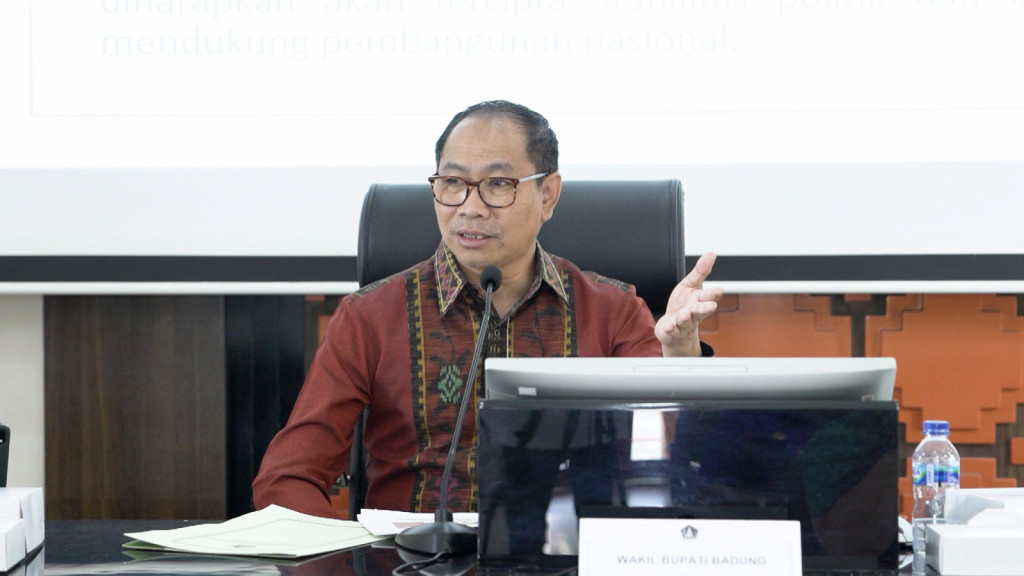 Wabup Suiasa Pimpin Rapat HLM TPID